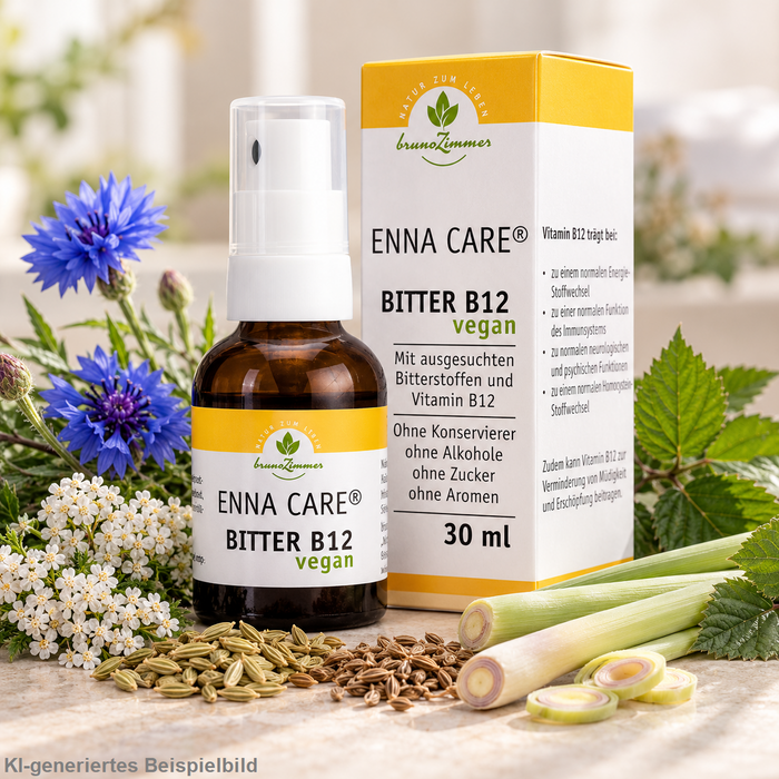 Bruno Zimmer ENNA CARE Bitter B12 vegan 30 ml in bernsteinfarbener Sprayflasche neben der Originalverpackung auf heller Steinoberfläche, umgeben von blauen Kornblumen, weißer Schafgarbe, Fenchel- und Anissamen, frischem Zitronengras und grünen Brombeerblättern im natürlichen Licht.