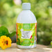 EM Chiemgau Scharfes Blond 500 ml Pflanzenpflegemittel mit Effektiven Mikroorganismen, fotografiert im Garten mit grünen Blättern und gelber Blüte.