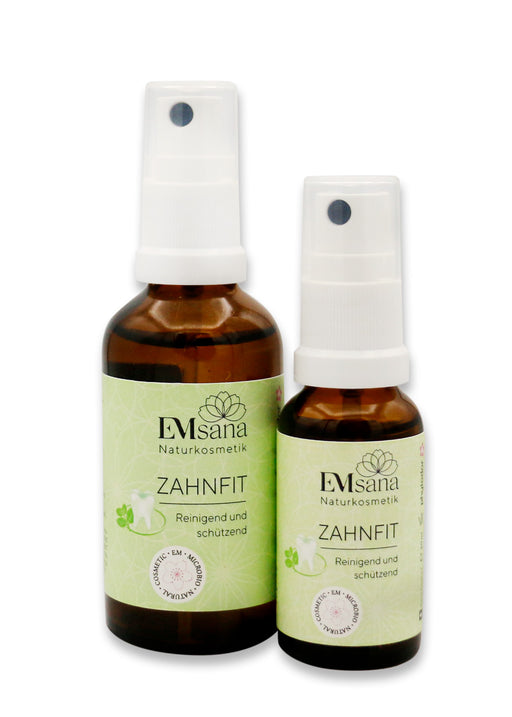 EMsana Zahnfit Spray in 20 ml und 50 ml, zwei braune Glasflaschen mit weißem Sprühkopf und hellgrünem Etikett, freigestellt vor weißem Hintergrund.