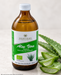Golden Heart Aloe Vera Premium Direktsaft 500 ml neben frischen, aufgeschnittenen Aloe-Vera-Blättern mit sichtbarem Blattgel.