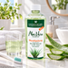Golden Heart Aloe Vera Premium Mundspülung 500 ml auf heller Marmoroberfläche im Badezimmer, umgeben von frischen Aloe-Vera-Blättern, weichen Handtüchern, Natursteinen und Zahnbürsten.