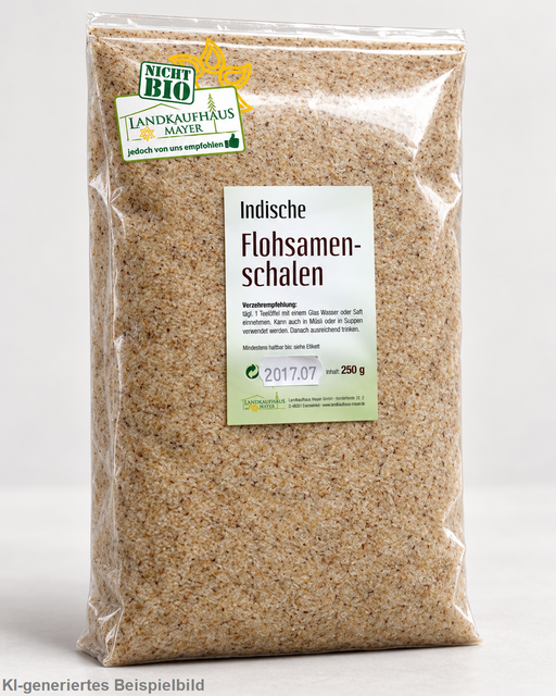 Indische Flohsamenschalen von Landkaufhaus Mayer im transparenten 250-g-Beutel, leicht seitlich fotografiert auf weißem Hintergrund.
