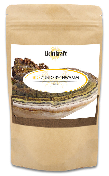 Lichtkraft Bio Zunderschwamm Pulver in brauner Kraftpapierverpackung mit Zunderschwamm-Motiv und Sichtfenster mit Pilzpulver, freigestellt vor weißem Hintergrund.