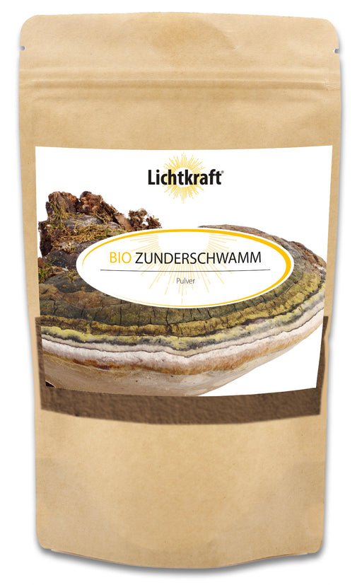 Lichtkraft Bio Zunderschwamm Pulver in brauner Kraftpapierverpackung mit Zunderschwamm-Motiv und Sichtfenster mit Pilzpulver, freigestellt vor weißem Hintergrund.
