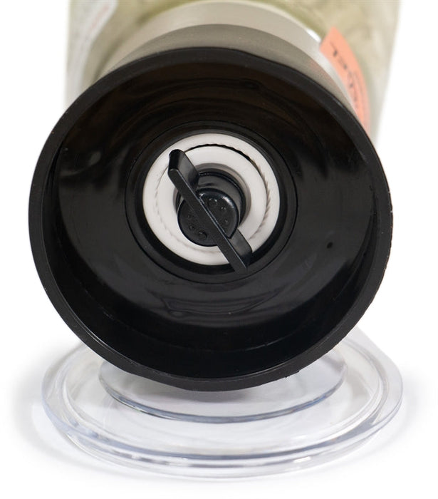 Detailaufnahme des schwarzen Mahlwerks der SalzManufaktur Siegsdorf Chili Saltini's Gewürzmühle mit abgenommenem transparentem Schutzdeckel.