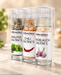 SalzManufaktur Siegsdorf Saltini’s 3er Set mit Kräuter-, Chili- und Knoblauch-Salzflocken in transparenter Geschenkbox auf hellem Naturstein vor warmem Hintergrund.