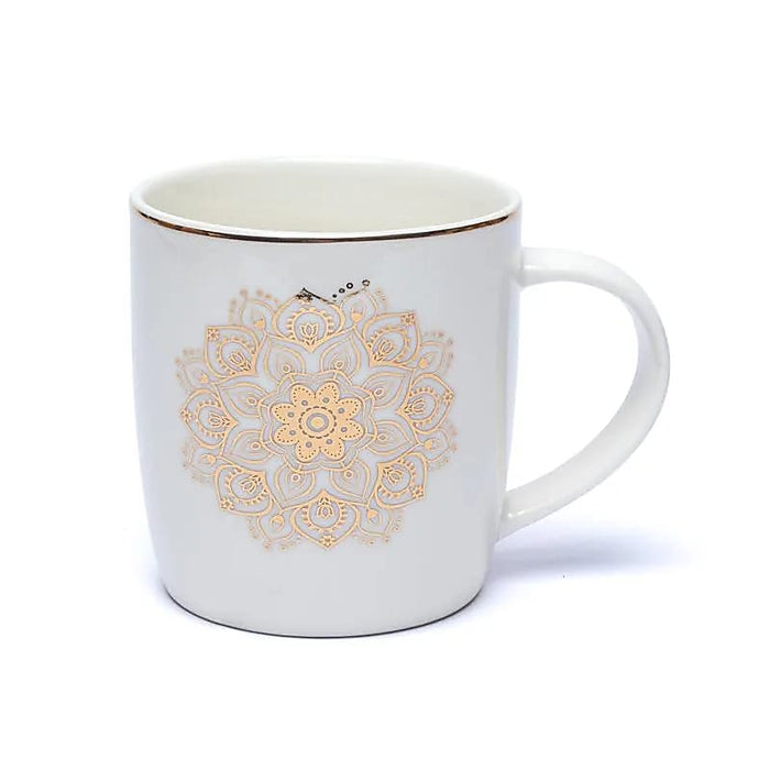 Helle Teetasse mit goldfarbenem Mandala Motiv