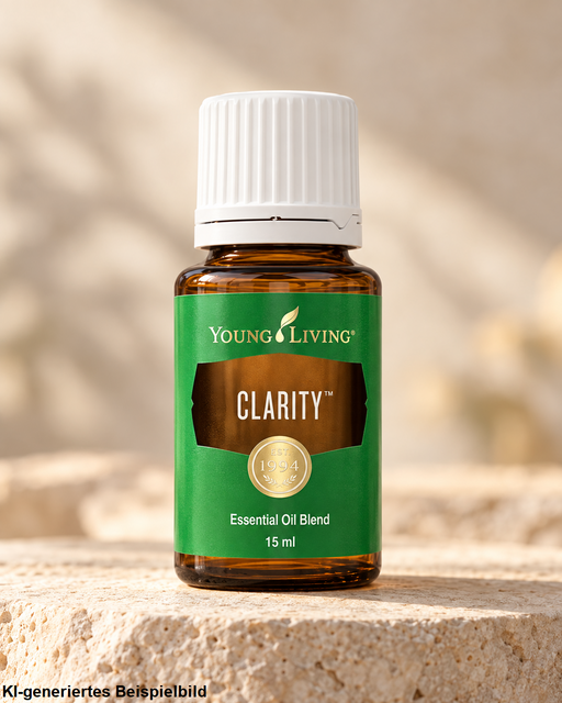 Young Living Clarity Essential Oil Blend 15 ml in brauner Glasflasche mit weißem Verschluss auf hellem Naturstein vor warmem, neutralem Hintergrund.