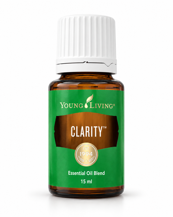 Young Living Clarity Essential Oil Blend 15 ml als freigestelltes Produktbild in brauner Glasflasche mit weißem Verschluss vor hellem Hintergrund.