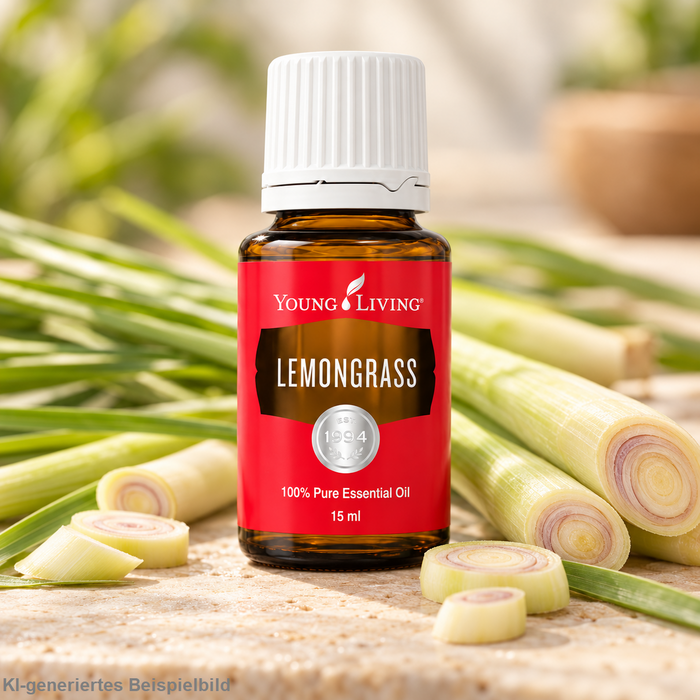 Young Living Lemongrass ätherisches Öl 15 ml, dekoriert mit frischen Zitronengrasstängeln, grünen Blättern und Zitronengrasscheiben auf hellem Naturstein.
