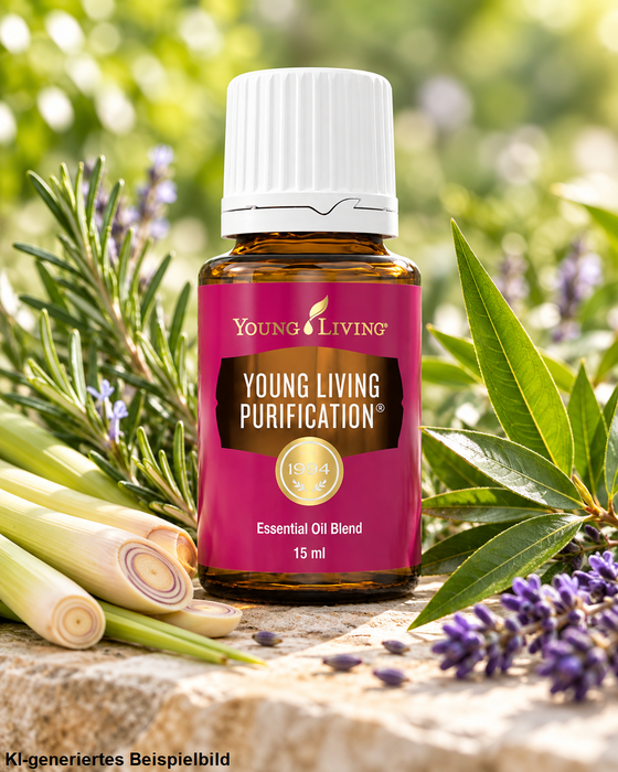 Young Living Purification Essential Oil Blend 15 ml, dekoriert mit frischem Zitronengras, Lavendel, Rosmarin und grünen Blättern auf hellem Naturstein.