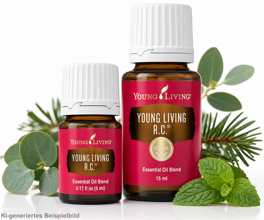 Young Living R.C. ätherische Ölmischung in einer braunen Glasflasche mit weißem Schraubverschluss und rotem Etikett, dekoriert mit Eukalyptusblättern, Tannenzweigen und Zapfen auf einer natürlichen Holzoberfläche.