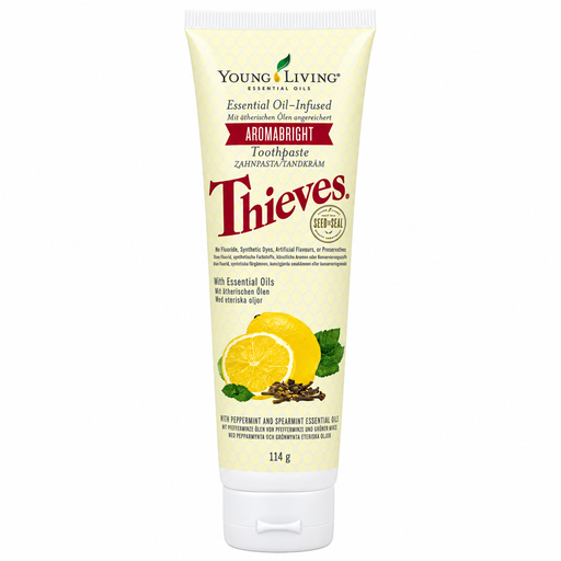 Young Living Thieves AromaBright Zahnpasta 114 g in hellgelber Tube mit weißem Verschluss, rotem Thieves Schriftzug sowie Zitronen-, Minz- und Nelkenmotiv auf dem Originaletikett, freigestellt vor weißem Hintergrund.