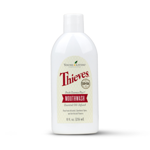 Young Living Thieves Fresh Essence Plus Mundspülung 236 ml in weißer Flasche mit weißem Schraubverschluss und cremefarbenem Originaletikett mit rotem Thieves Schriftzug und Seed to Seal Siegel, freigestellt vor weißem Hintergrund.