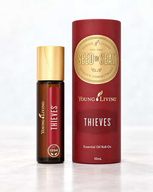 Young Living Thieves Essential Oil Roll-On 10 ml mit goldfarbenem Verschluss und roter Originalverpackung als freigestelltes Produktbild vor hellem Hintergrund.