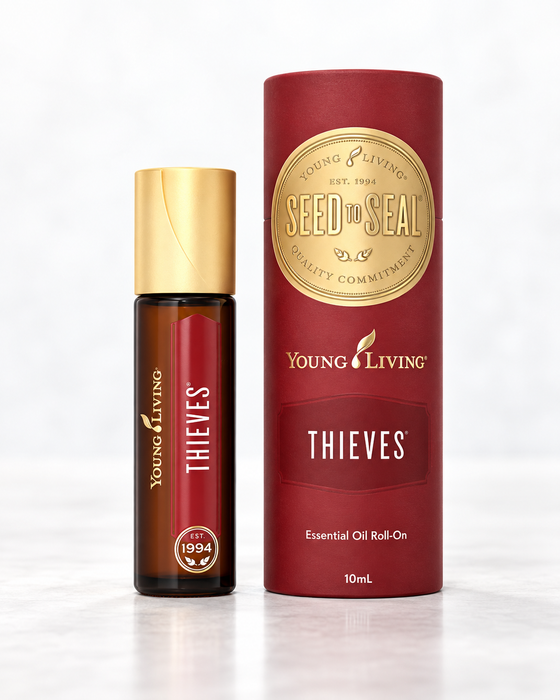 Young Living Thieves Essential Oil Roll-On 10 ml mit goldfarbenem Verschluss und roter Originalverpackung als freigestelltes Produktbild vor hellem Hintergrund.