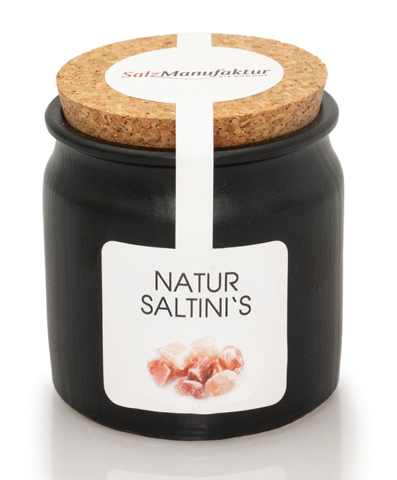 SalzManufaktur Siegsdorf Natur Saltini's im schwarzen Keramikgefäß mit naturbelassenem Korkdeckel und weißem Etikett mit Abbildung der Salzstücke.