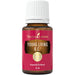 Young Living R.C. ätherische Ölmischung 15 ml in einer braunen Glasflasche mit weißem Schraubverschluss, rotem Etikett und goldenem 1994-Emblem, freigestellt auf weißem Hintergrund.