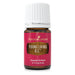 Young Living R.C. ätherische Ölmischung 5 ml in einer kleinen braunen Glasflasche mit weißem Schraubverschluss, rotem Etikett freigestellt auf weißem Hintergrund.